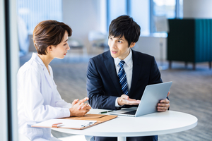 医療機器営業はどんな仕事？MRとの違いや適性、やりがいなどを解説