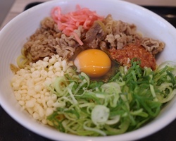 泉区加茂・吉野家で「牛玉スタミナまぜそば」//吉野家創業以来初めてラーメンを発売