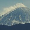雪煙舞う富士山
