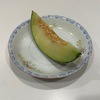 メロンを詠んだ短歌　　三浦メロンを購入．蒸し暑い日のメロンはこたえられません．　しろがねのナイフの光りひと刺しにメロンの肉をしたたるしづく　四賀光子　　卓上のメロンかほるに歌がたり尽くるを知らず童顔の翁と　峯村国一　　メロンの果（くわ）光る匙もてすくいをりメロンは湖（うみ）よりきたりし種（しゅ）ぞ　葛原妙子　　刺すことばかり選べり指熱くわれはメロンの縞目をたどり　春日井健