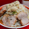 ラーメン二郎 上野毛店 - 開店時間を勘違いして初のガチPP。豚はファスロならではのまだちょっと若い感じありで、小豚じゃなくて大で正解。すっかり暑くなって来た中で食べる上野毛は、屈指の保熱力のある熱々スープによって良い汗かける。なかなかの腹パンだが、この苦しさが堪らない。