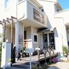 茅ヶ崎の隠れ家ドッグカフェで癒しのひととき ～可愛いトイプードル親子と美味しいカレー～