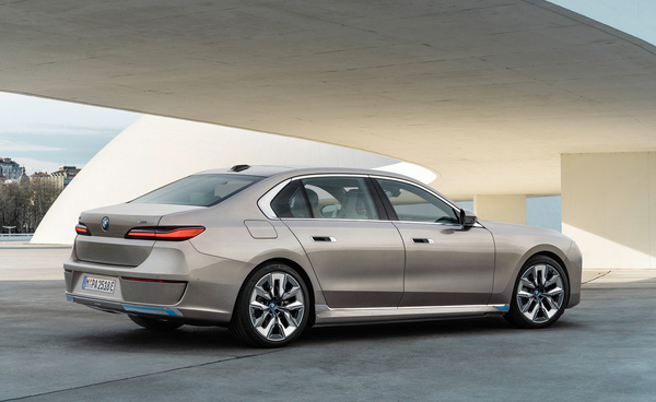 キャディバッグいくつ積める？これぞラグジュアリーセダンの余裕 BMW「740d xDrive」