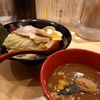 つけ麺を食べる