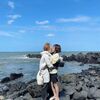 ヒョナ＆DAWN（イドン）相変わらずのラブラブアピール…海岸でのキス写真を公開！