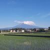 青空と山頂に雲がかかった今朝の富士山