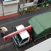 屋上の不用な家財は、ユニックで吊り上げて