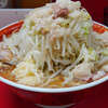 ラーメン二郎 上野毛店 - ヤサイが少ないとのアナウンスの隙を突いて訪問。結果、ヤサイは通常よりも多いくらいに盛り盛り。いつも「ニンニク少し」のところを「ニンニク」で検証。麺にニンニクがっつりまぶし食い。完全にペペロンチーノ。終盤底の方に豚1枚発掘で合計3枚。並びも0。良いところしかなかった。穴場すぎる。