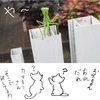 猫を玄関で待ち伏せするカマキリさん！