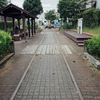 住宅地の中に残る昭和の廃線跡：府中市旧下河原線跡の「下河原緑道」を歩く
