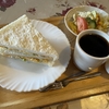 サンドイッチが縦に積まれる喫茶店でモーニング