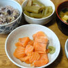 今日の食べ物　朝食にサーモン刺身と蕗の煮物