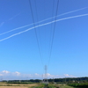 電線と飛行機雲