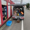 戸畑の倉庫で道具をつみ、駐車場のスバルの