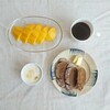 休日の朝食 キャラウェイ入りダークライのパンとマンゴー