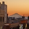 夕焼けの中の富士山