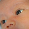 【目の発達　いつから】目で追うようになった生後１か月娘。ミルクを吐き戻すが成長している！