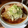 【今週のラーメン４７６８】 煮干し中華そば 小松屋 （東京・中野） ネギ中華そば　〜朝にピッタリ軽やか煮干！スッキリ醤油！！更に迫力の肉！旨さ三拍子のハイバランス中華そば！