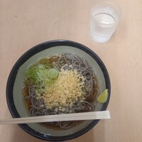 ダチョウ原人、立って喰う！のであります！