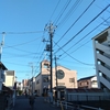 （巻四十二）下町はどこにも稲荷いてふ散る(井上正司)