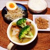 野菜たっぷりスープ、もやしのナムル、玉子入りかまぼこ、納豆。