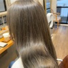 ロングヘアのブリーチオンカラー【透明感グレーベージュ】