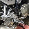 【第6弾】右後側サイレンサープロテクターの再配置（SV650用タンデムステップブラケットを流用取付け）