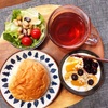 今日の朝食ワンプレート、常食宣言バンズ、紅茶、ビーンズレタスサラダ、フルーツヨーグルト
