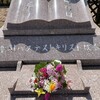花を持って夫の墓に行く