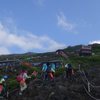 富士山山頂で御来光を見る