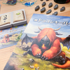 ドラゴンキーパー【ボードゲーム】｜可愛いドラゴンを召喚してアミュレットを集めよう。運と駆け引きのバランスがたまらない、カードのプレイが楽しいライトファンタジー。