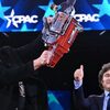 EPIC: 「アルゼンチンのトランプ」ハビエル・ミレイが CPAC でイーロン・マスクに DOGE チェーンソーを贈呈