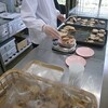 詰める作業 は「パン工房」と「ぶるーべりー班」　三迫農園のブルーベリー