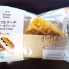 今日のおやつ　ファミリーマートのワッフルケーキ（クッキー＆クリーム）