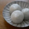 小石原ポタリーの小皿と、ごま摺り団子