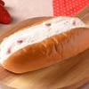 ローソンから「いちごクリームロール」が新登場！いちごの果肉入りのホイップクリームを挟んだスイーツサンド新商品です