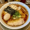 【今週のラーメン５２９７】Tombo（東京・吉祥寺）味玉醤油の旨みソバ 皮ワンタン　〜深みと艶めきに輝く醤油ブラウン！漂う焦がし葱！優しく品やかな皮雲呑と細麺線！