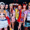 XG の「SOMETHING AIN’T RIGHT」 歌詞和訳,曲は、愛情関係における疑念、不信任...