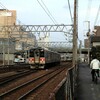 午後5時過ぎ高松駅近くでJR四国121系電車赤色帯が