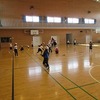１年生：体育　新聞紙を飛ばして