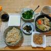 野菜味噌汁。納豆。絹ごし豆腐。